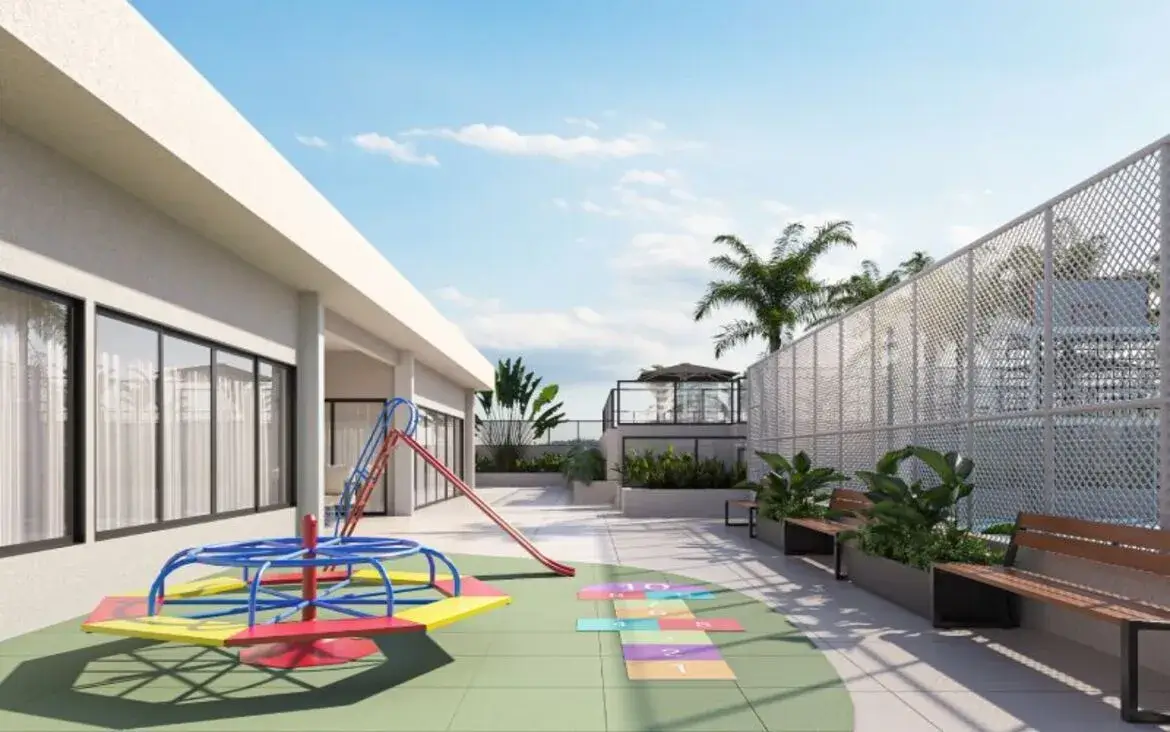 Playground externo colorido com piso emborrachado, gira-gira e brinquedos seguros para crianças.