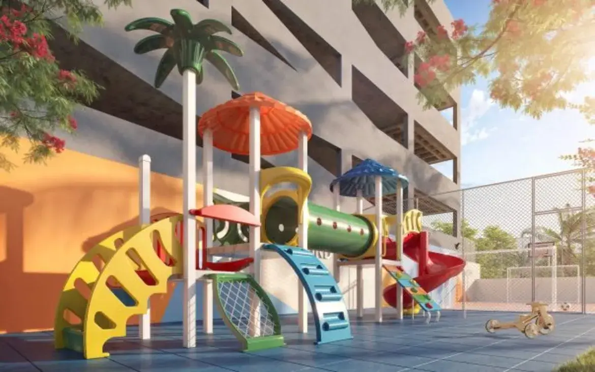 Playground externo colorido com escorregadores e brinquedos seguros para diversão das crianças ao ar livre.