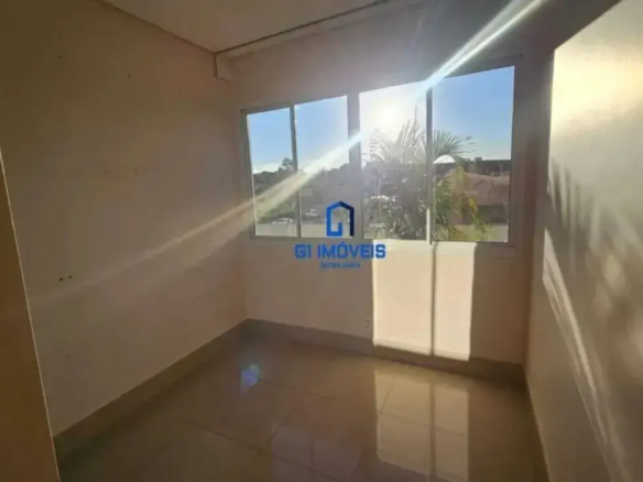 Quarto amplo com piso porcelanato e boa iluminação natural no condomínio.