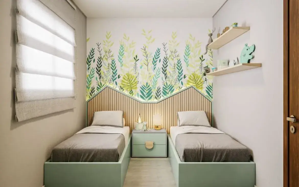 Quarto infantil planejado com duas camas, papel de parede tema selva e marcenaria verde menta.