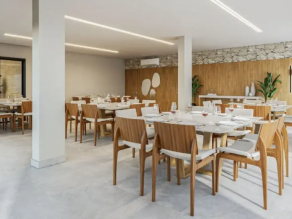 Salão de festas interno com decoração sofisticada, mesas de madeira e cadeiras de design moderno.