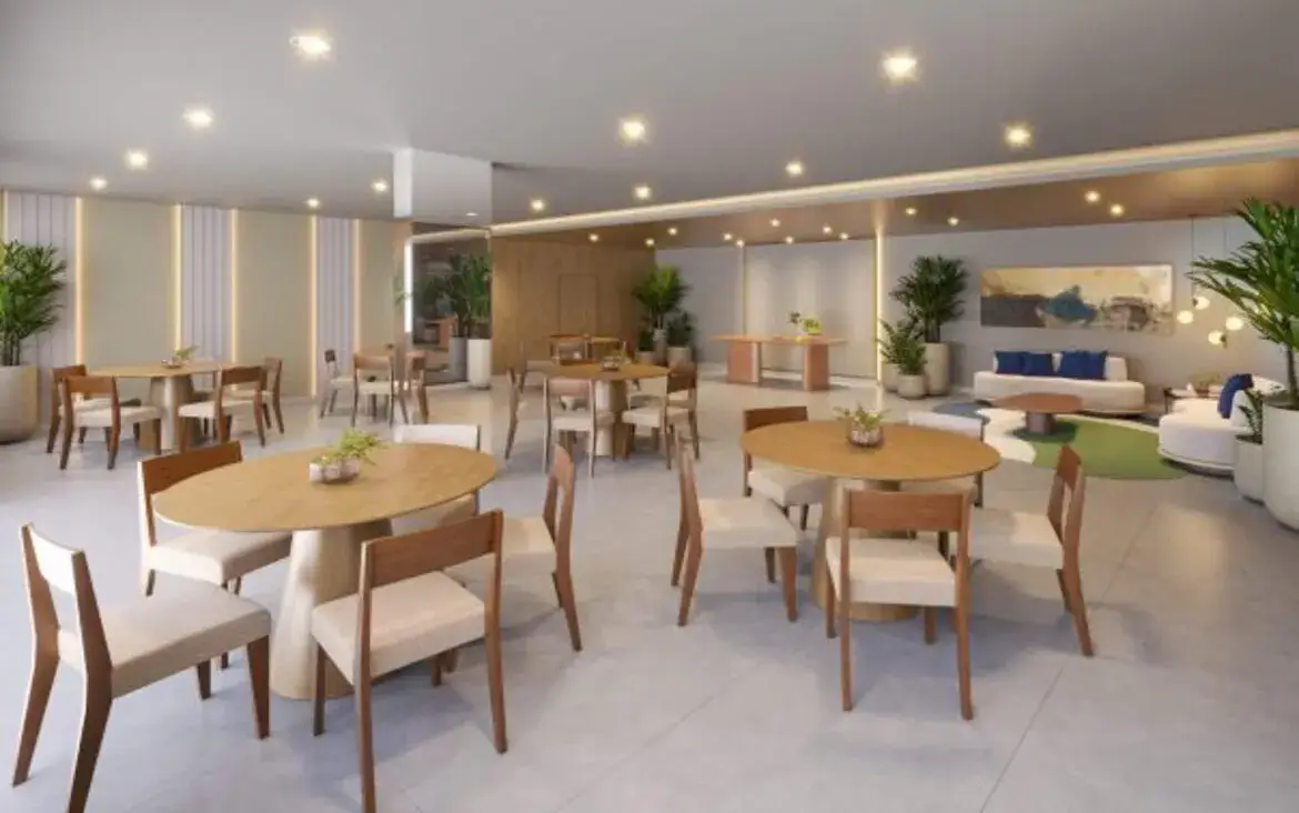 Salão de festas sofisticado do Now Laguna, amplo e mobiliado com mesas e cadeiras confortáveis para eventos.