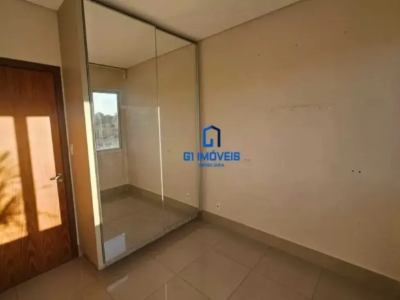 Suíte com guarda-roupa de porta de espelho no Terra Mundi Parque Cascavel.