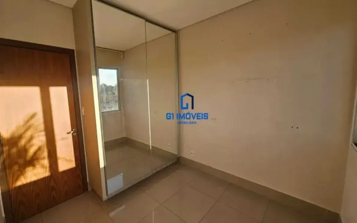 Suíte com guarda-roupa de porta de espelho no Terra Mundi Parque Cascavel.