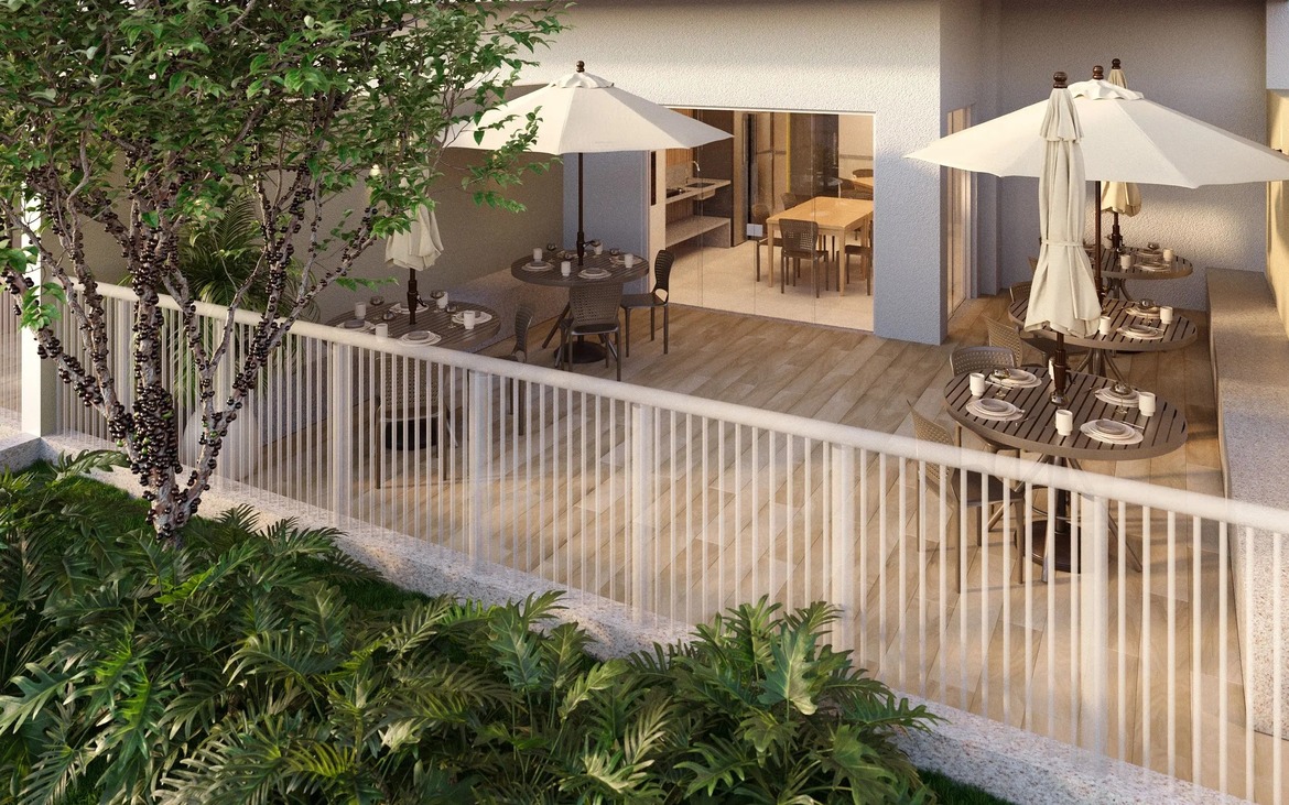 mplo terraço de convivência ao ar livre com mesas, cadeiras e ombrelones cercado por jardim.