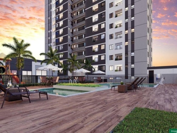 Área de lazer com piscinas, deck e espreguiçadeiras no condomínio Chelsea MRV ao pôr do sol.