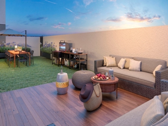 Área privativa externa decorada com deck de madeira e sofás Chelsea MRV.