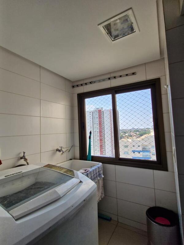 avanderia-apartamento-area-servico Área de serviço com máquina de lavar branca, tanque embutido e janela com tela de proteção.