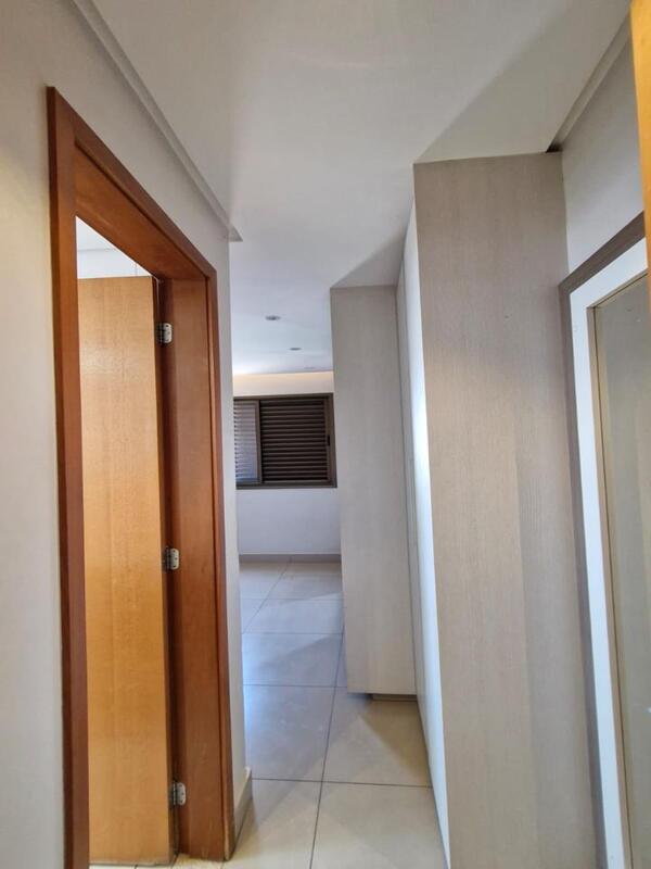 corredor-interno-apartamento-portas-madeira