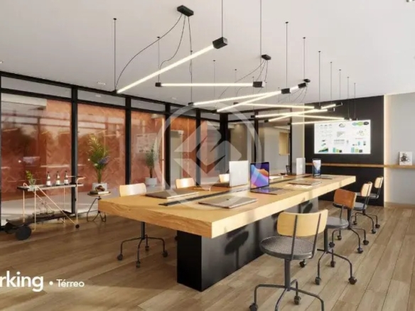 Coworking moderno com mesa longa de madeira, cadeiras ergonômicas e iluminação em trilhos.