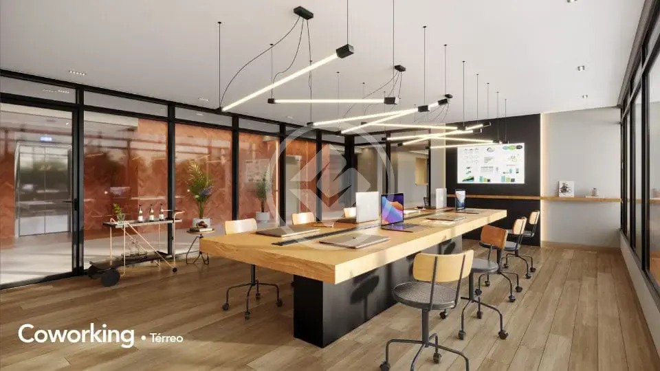 Coworking moderno com mesa longa de madeira, cadeiras ergonômicas e iluminação em trilhos.