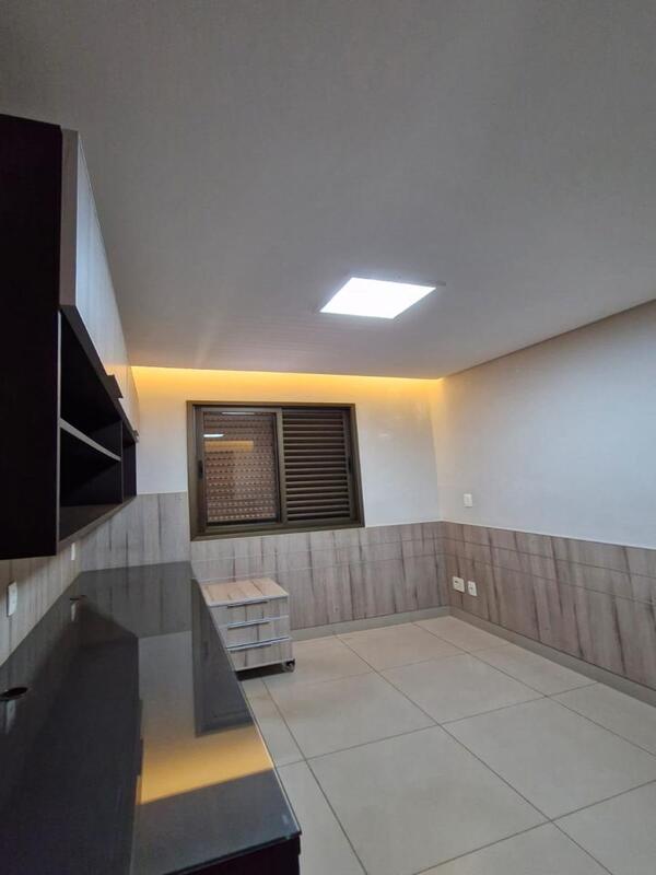 escritorio-planejado-residencial-flora-viva Escritório completo com ampla bancada preta e armários aéreos no Residencial Flora Viva.