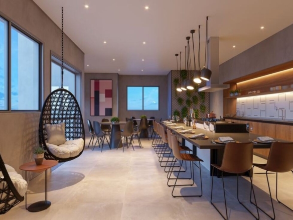 Espaço gourmet decorado com mesa ampla para refeições, ilha de cozinha e cadeiras de balanço suspensas.