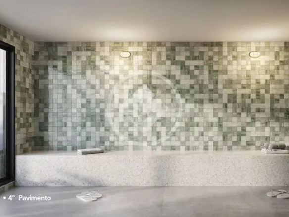 Sauna úmida com revestimento em pastilhas verdes e banco de mármore no Hello Viver Universitário.