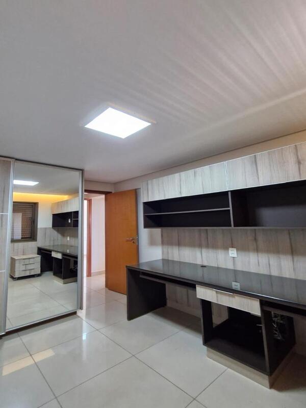 home-office-moveis-planejados-espelho Vista lateral de escritório planejado com armários espelhados e iluminação embutida no teto.