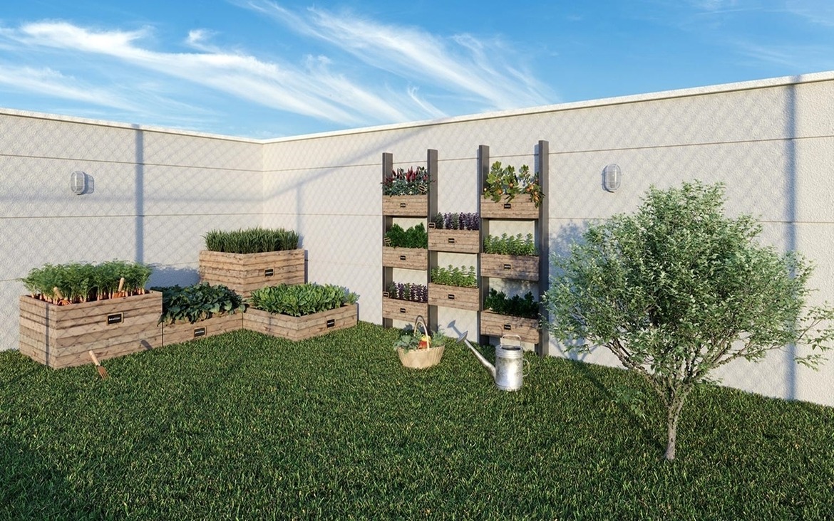 Horta comunitária do condomínio com temperos plantados em caixotes de madeira.