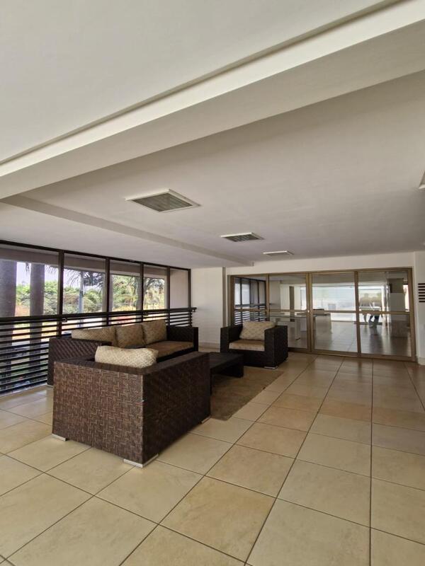 lounge-area-lazer-residencial-flora-viva Área de lazer com sofás de fibra sintética e almofadas no Residencial Flora Viva.