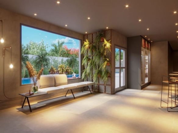 Área de convivência interna com sofá confortável, jardim vertical na parede e vista para a área externa.