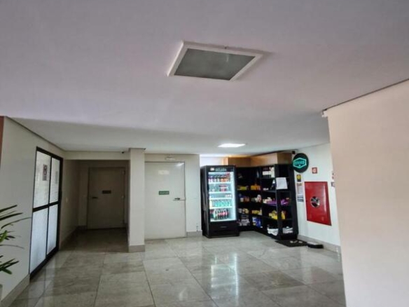 Espaço de conveniência interno (market) com geladeiras e prateleiras para moradores.