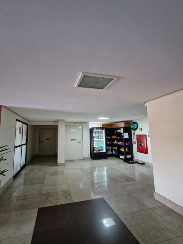 mercado-conveniencia-interno-condominio Espaço de conveniência interno (market) com geladeiras e prateleiras para moradores.