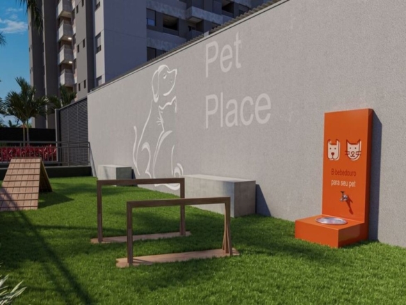 Pet Place em área externa com equipamentos de agility, gramado e bebedouro exclusivo para animais.