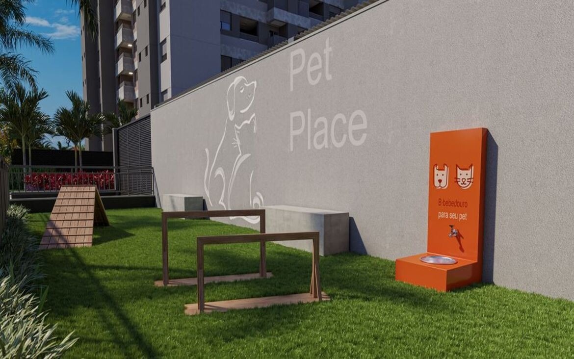 Pet Place em área externa com equipamentos de agility, gramado e bebedouro exclusivo para animais.