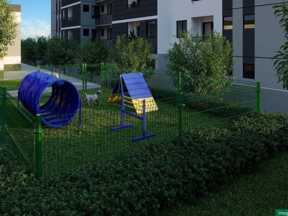 Pet place gramado e cercado com equipamentos de agilidade para cães.