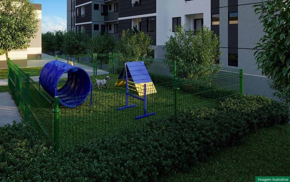 Pet place gramado e cercado com equipamentos de agilidade para cães.