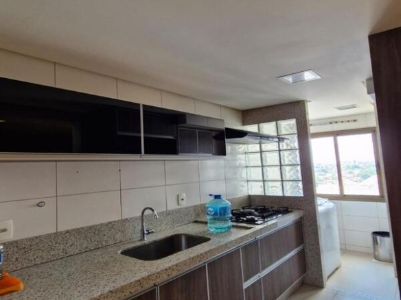 Detalhe da pia de cozinha em granito e armários amadeirados no Residencial Flora Viva.