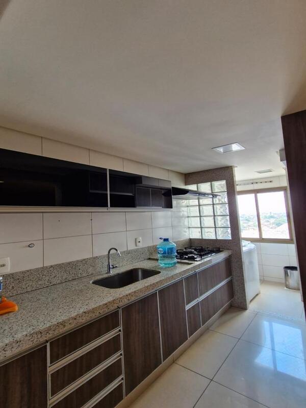 pia-cozinha-granito-residencial-flora-viva Detalhe da pia de cozinha em granito e armários amadeirados no Residencial Flora Viva.