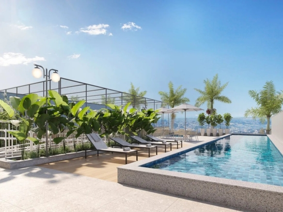 Piscina no rooftop com espreguiçadeiras e vista urbana no Casamerica Parque Cascavel.