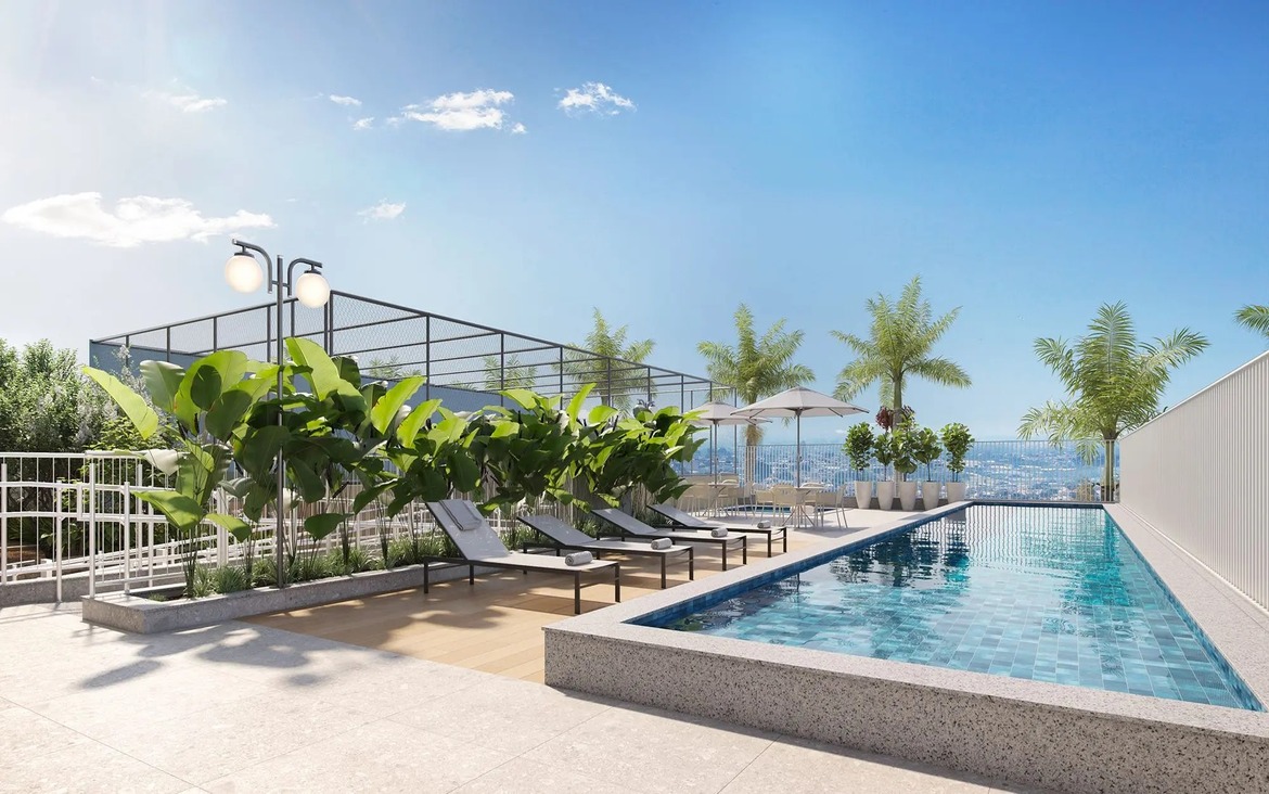 piscina-rooftop-casamerica-parque-cascavel Piscina no rooftop com espreguiçadeiras e vista urbana no Casamerica Parque Cascavel.