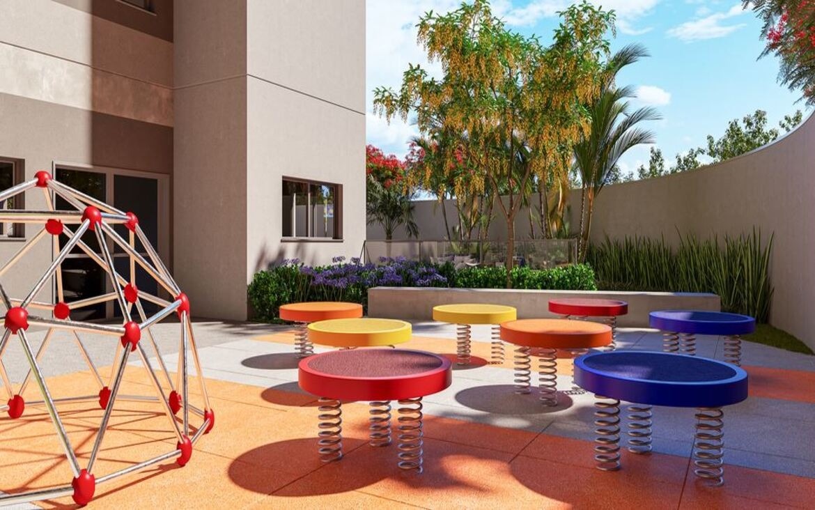 Playground infantil ao ar livre com piso emborrachado colorido, pula-pulas e domo de escalada.