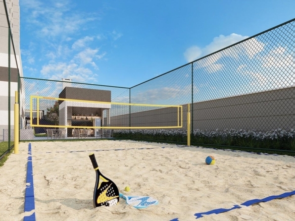 Quadra de areia cercada para prática de beach tennis e vôlei no condomínio.