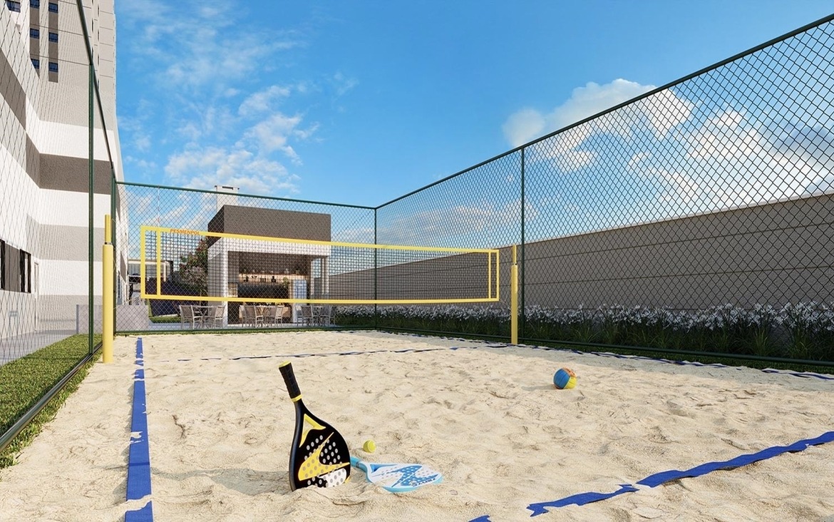 Quadra de areia cercada para prática de beach tennis e vôlei no condomínio.