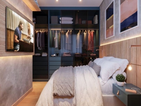 Quarto de casal aconchegante com armário de portas de vidro, cabeceira em madeira e TV na parede.