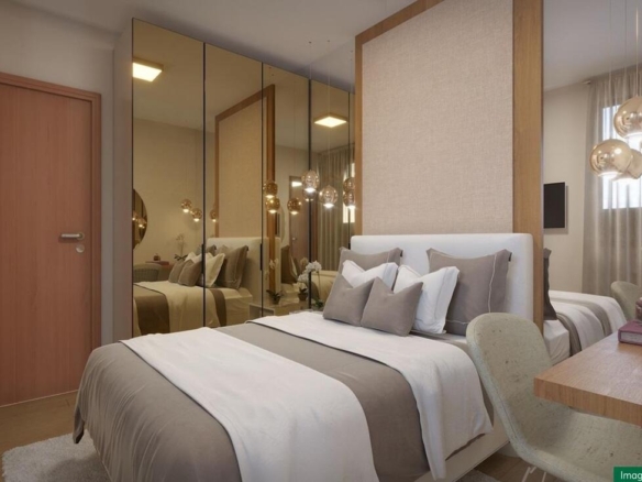 Quarto de casal decorado com armário espelhado, pendentes e tons neutros.