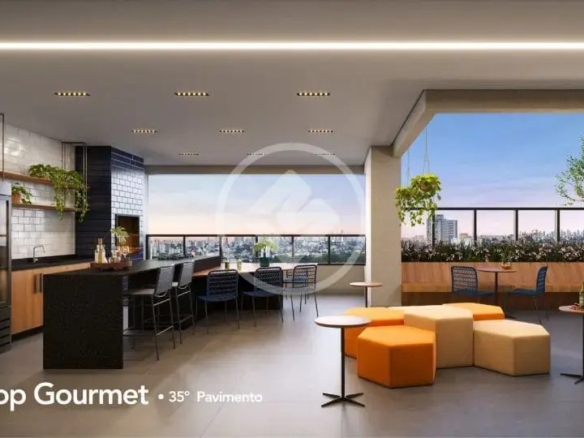 Rooftop gourmet com bar, churrasqueira e vista panorâmica urbana ao pôr do sol.