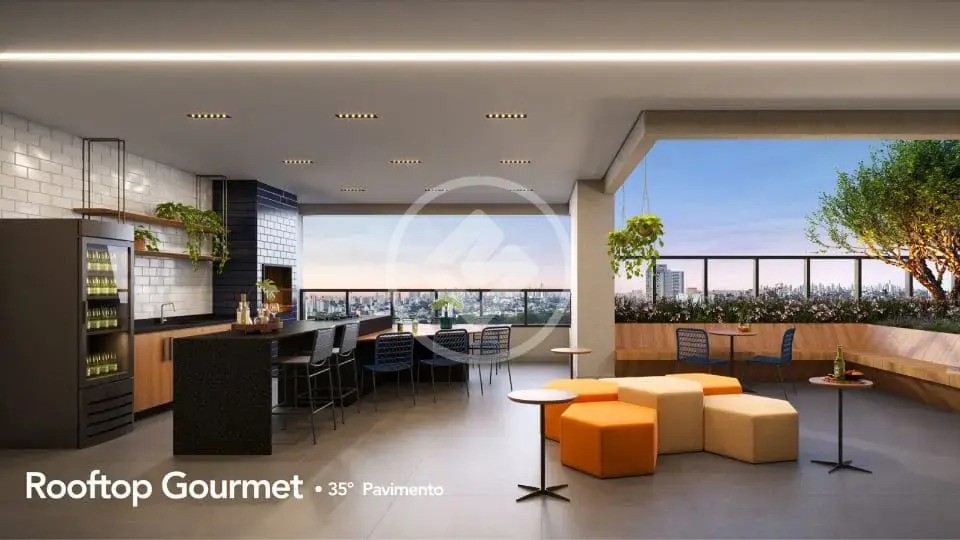 Rooftop gourmet com bar, churrasqueira e vista panorâmica urbana ao pôr do sol.