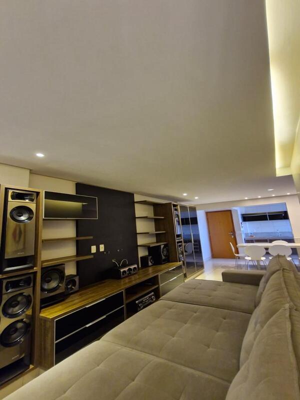 sala-tv-sofa-confortavel-home-theater Sala de estar com sofá grande em gomos e sistema de som profissional embutido no painel.