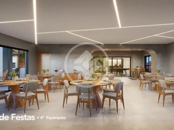 Salão de festas amplo com mesas redondas e design de iluminação geométrica no teto.