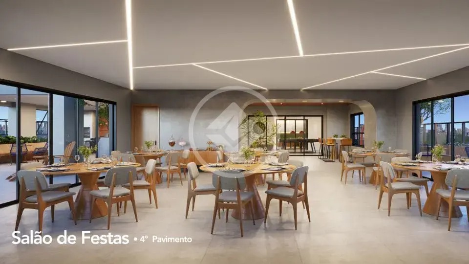 Salão de festas amplo com mesas redondas e design de iluminação geométrica no teto.