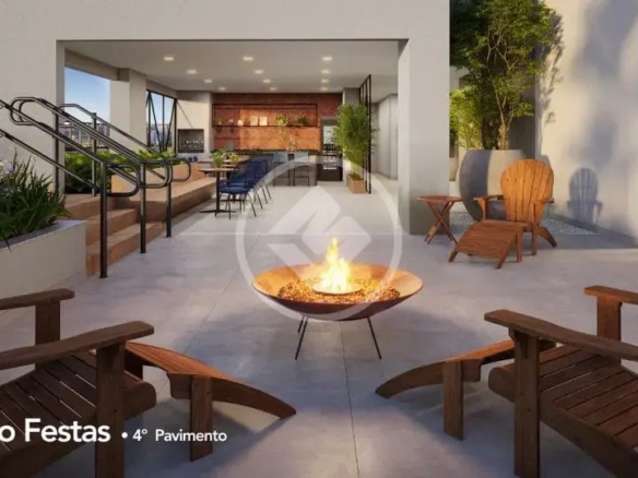 Terraço externo para eventos com lareira central e poltronas de madeira confortáveis.