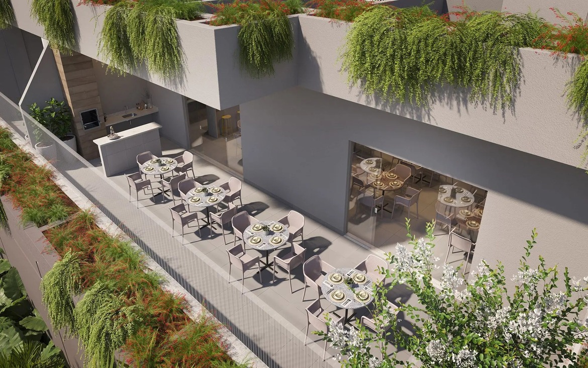 vista-aerea-lazer-externo-apartamento Vista superior da área de lazer externa com mesas e jardins verticais decorativos.