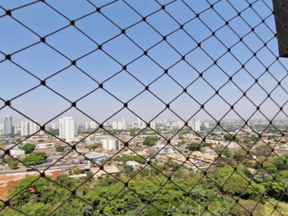 Vista panorâmica de andar alto mostrando a cidade e área verde a partir do Residencial Flora Viva.