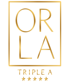 Logotipo Orla Triple A em dourado com cinco estrelas, representando o mercado imobiliário de alto padrão em Goiânia.