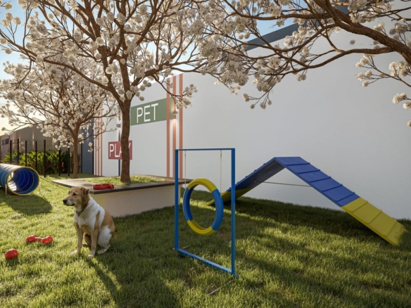 Espaço pet ao ar livre com gramado, obstáculos para treinamento e área de lazer para cães.
