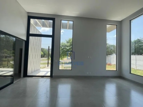 Detalhe arquitetônico de vãos livres e janelas verticais que definem a estética moderna desta casa no Aldeia do Vale.