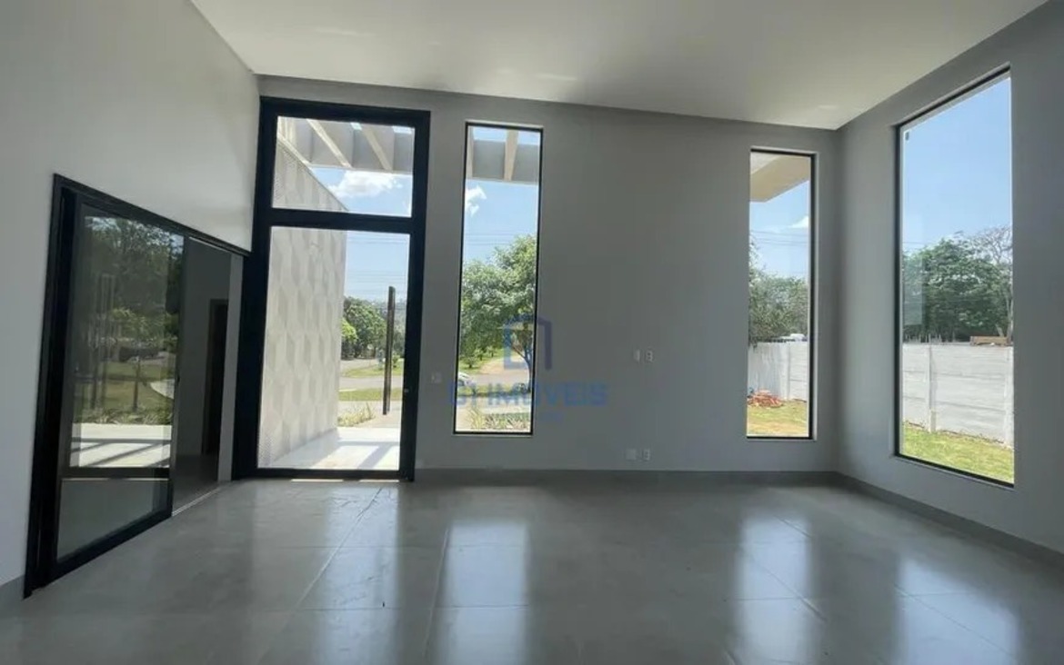 Detalhe arquitetônico de vãos livres e janelas verticais que definem a estética moderna desta casa no Aldeia do Vale.