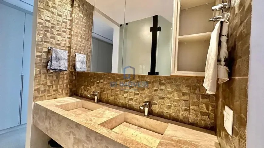 banheiro-luxo-aldeia-do-vale Banheiro de luxo com cuba dupla esculpida e revestimento rústico no Aldeia do Vale.